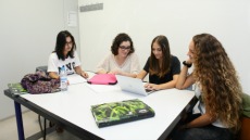 Estudiants a l'Hemeroteca
