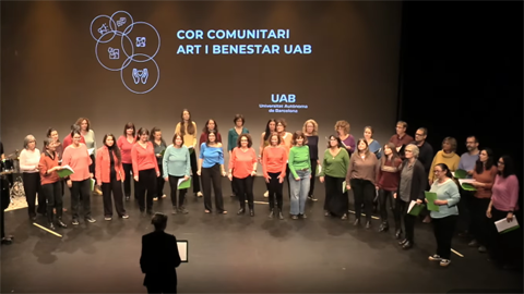 Cor Comunitari UAB cantant a la Sala Teatre.