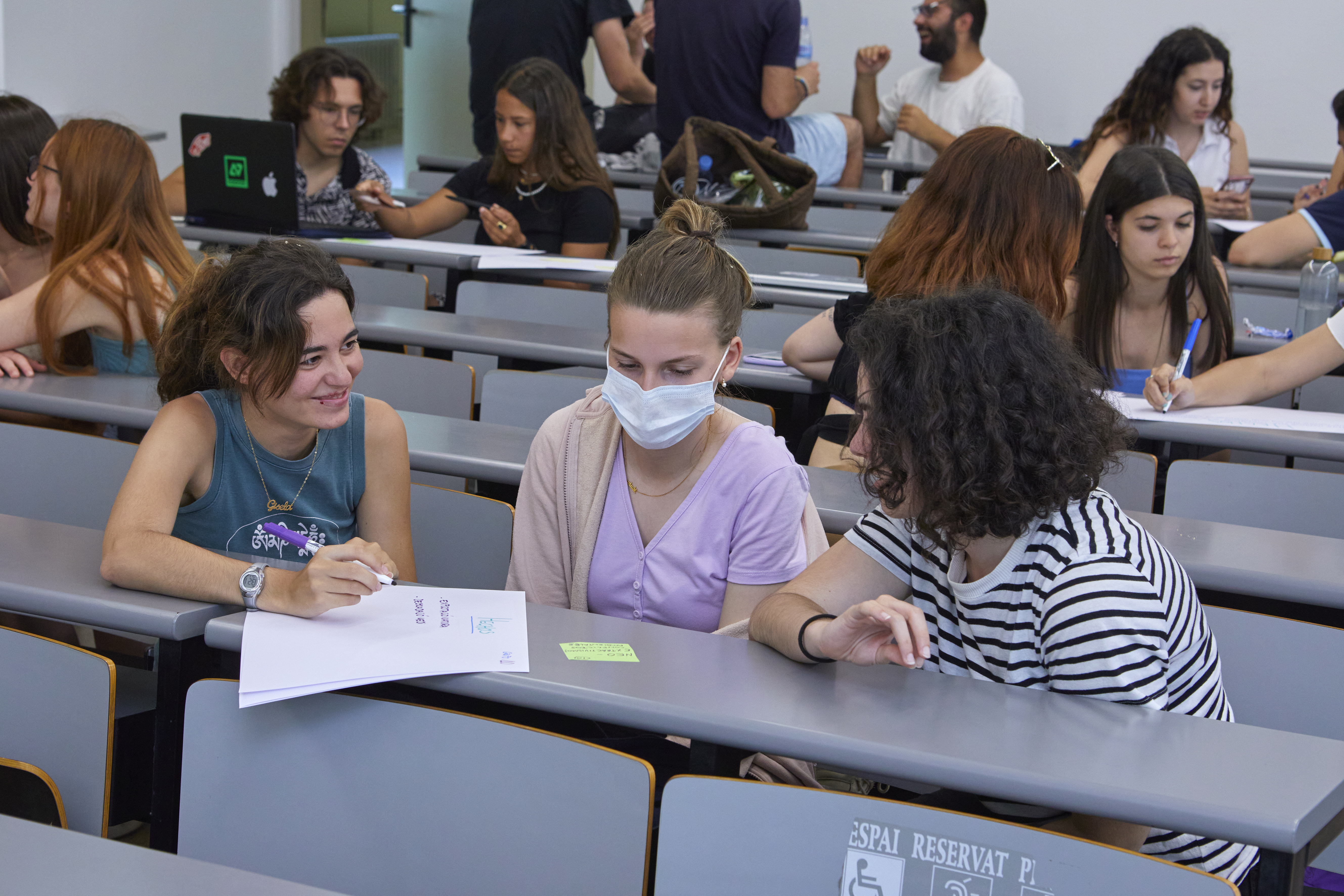 alumnes dins una classe de la facultat