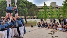 Estudiants internacionals admiren la construcció d'un castell