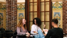 Estudiants internacionals de la UAB riuen mentre fan una activitat