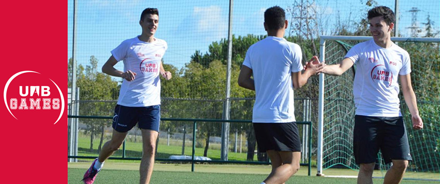 Estudiants jugant a futbol en els UAB Games