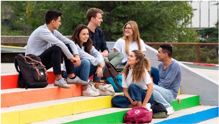 Estudiants asseguts a l'escala de la plaça cívica