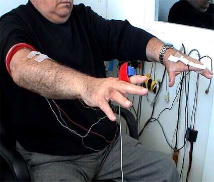 Un pacient de l'estudi en procés de registre electrofisiològic de la tremolor postural.