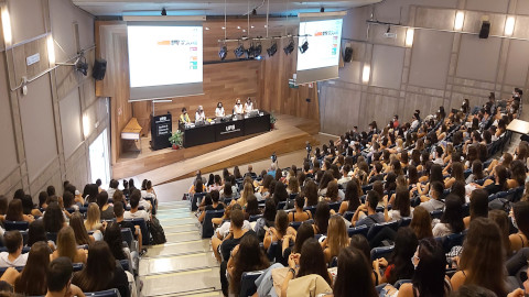 Fotografia alumnes sessió d'acollida a l'auditori de la Facultat de Filosofia i Lletres