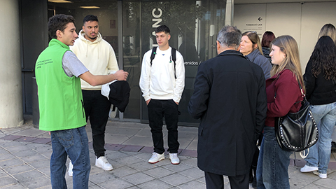 Un estudiant de l'EPSI atenent als visitants a les jornades de portes obertes del centre