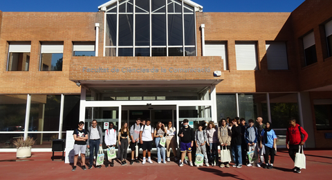 Els estudiants de secundària de l'Institut Josep Tapiró davant de la Facultat