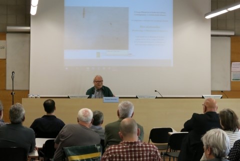 El professor Francesc Parcerisas presentant la seva ponència a la jornada d'homenatge