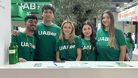 Estudiants de suport a la promoció dels estudis a l'estand EUTDH al Saló de l'Ensenyament 2026