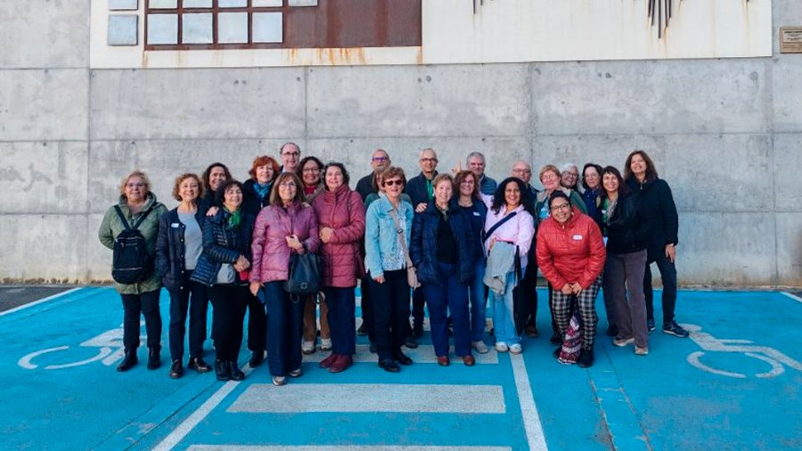 Foto dels32 membre del SeniorLab del Citilab de Cornellà que van visitar els UAB Open Labs