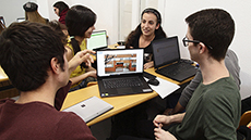 Estudiants treballant en equip a l'aula