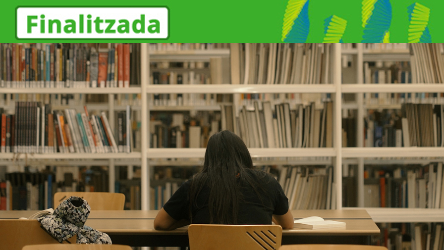 Imatge noia d'esquena en una biblioteca