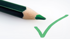 Un llapis verd marca un senyal d'aprovació