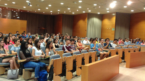 Estudiants a l'Auditori de la Facultat