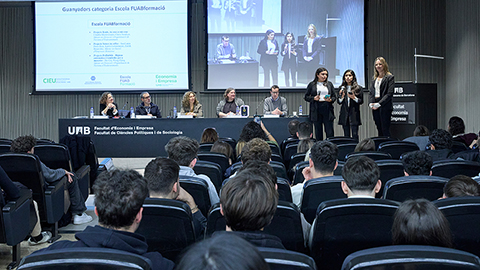 Estudiants presentant el seu projecte innovador en el Premi CIEU.