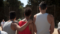 Foto de tres joves agafant-se per l'esquena, abraçats