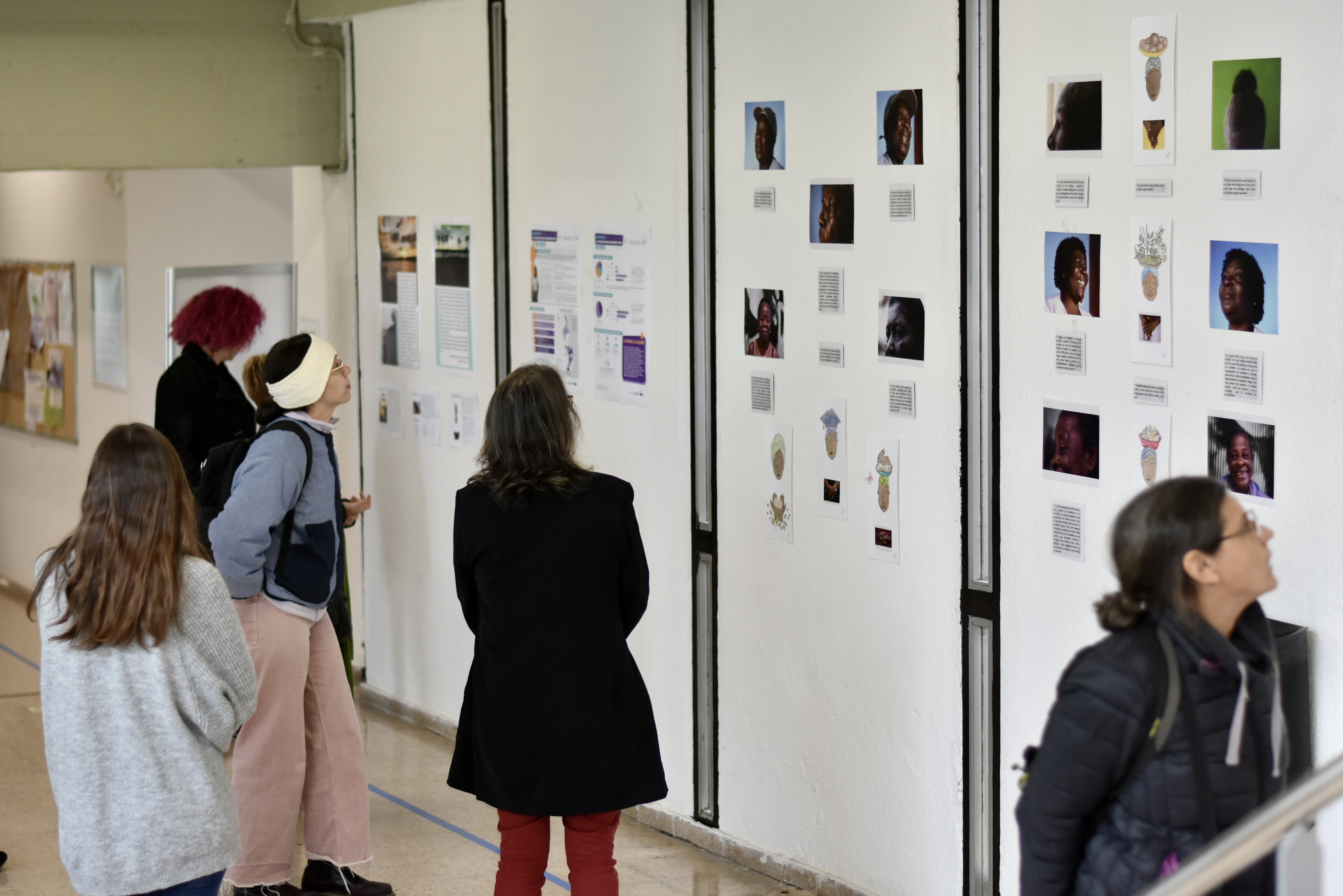 Estudiants i docents mirant l'exposició de fotografia. 