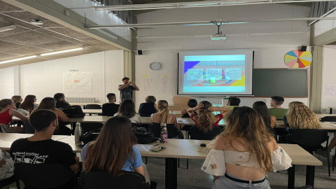 Imaget aula on es veu el professor donant classe als alumnes