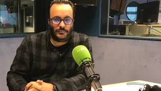 Investigador Jonathan Lopez Vera a un estudi de radio