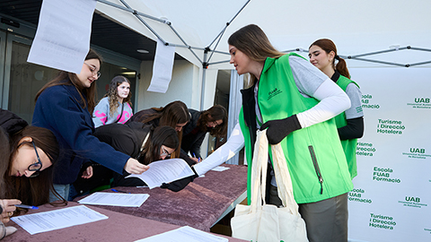 Estudiants de suport a les activitats de promoció del centre atenent els visitants