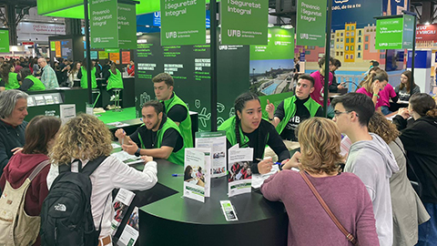 Estudiants de Prevenció i Seguretat Integral atenent els visitants del Saló de l'Ensenyament