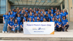 Un grup de participants de l'Hotusa Talent Match posen amb la banderola del concurs