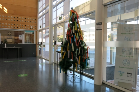 Arbre de Nadal dels desitjos al vestíbul de la Facultat