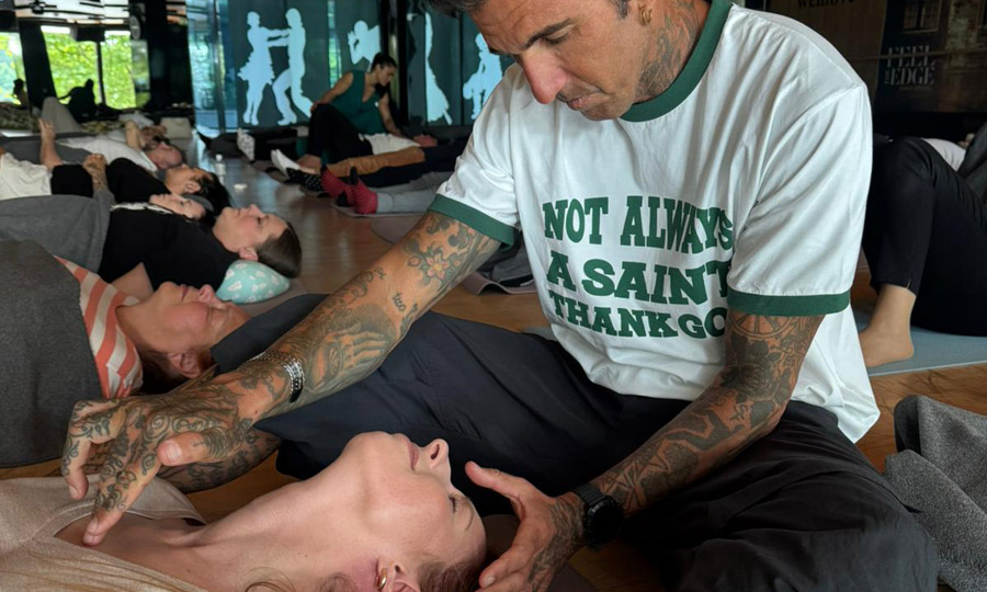 Facilitar de KAP fent una sessió amb una participant