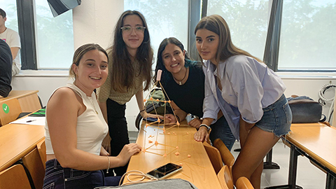 Estudiants de 1r curs participant a la gimcana de 2022
