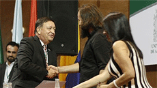 El presidente de FELAFACS, Álvaro Rojas, entrega el premio a Claudio Maldonado. FOTO: CIESPAL