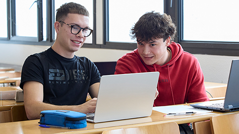 Nois consultant els seus laptops