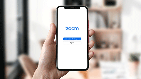 Mòbil amb la pàgina de Zoom oberta