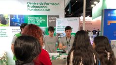 Estudiants visitant l'estand de CFGS FUAB al Saló de l'Ensenyament