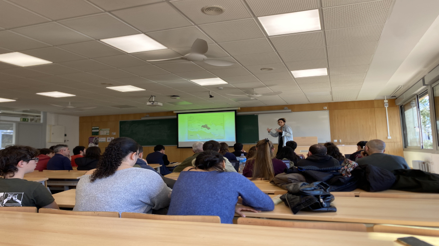 Explicació sobre Kurdistan de la professora Dúnia Camps durant la xerrada sobre Kurdistan