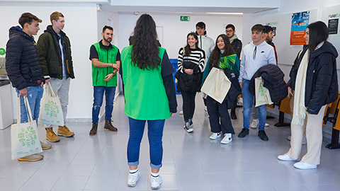 Estudiants del Grau guien als visitants de les jornades de portes obertes per les instal·lacions