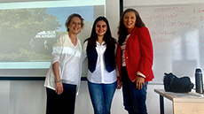 L'alumni Mar Ullate amb les professores Gemma Sagué i Maria José Aguar