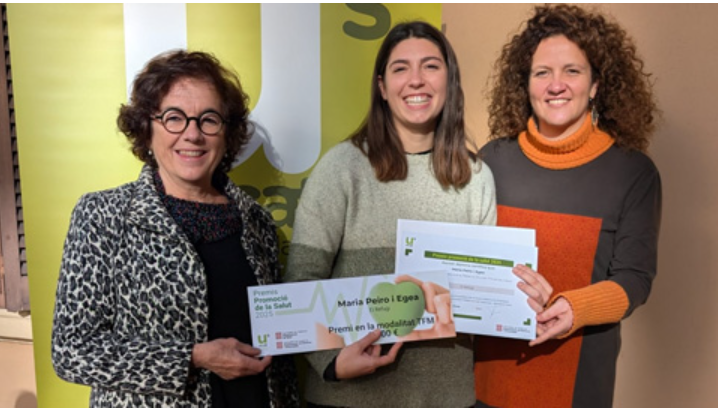 Maria Peiró (receptora del premi) junt a les seves tutores (Estel Gelabert i Susana Subirà)