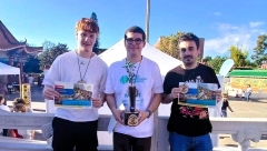 Estudiants de CFGS mostren els premis del Hackaton a Port Aventura