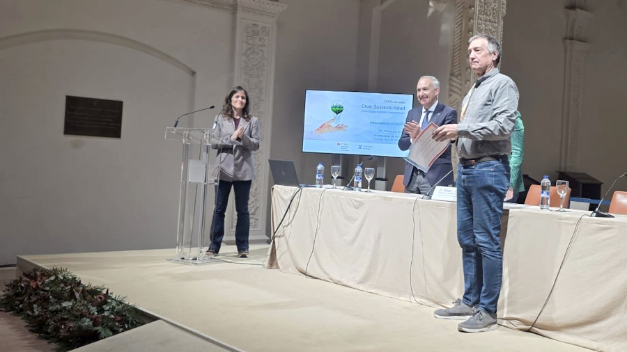 El vicerector Xavier Gabarrell recull el diploma de la CRUE