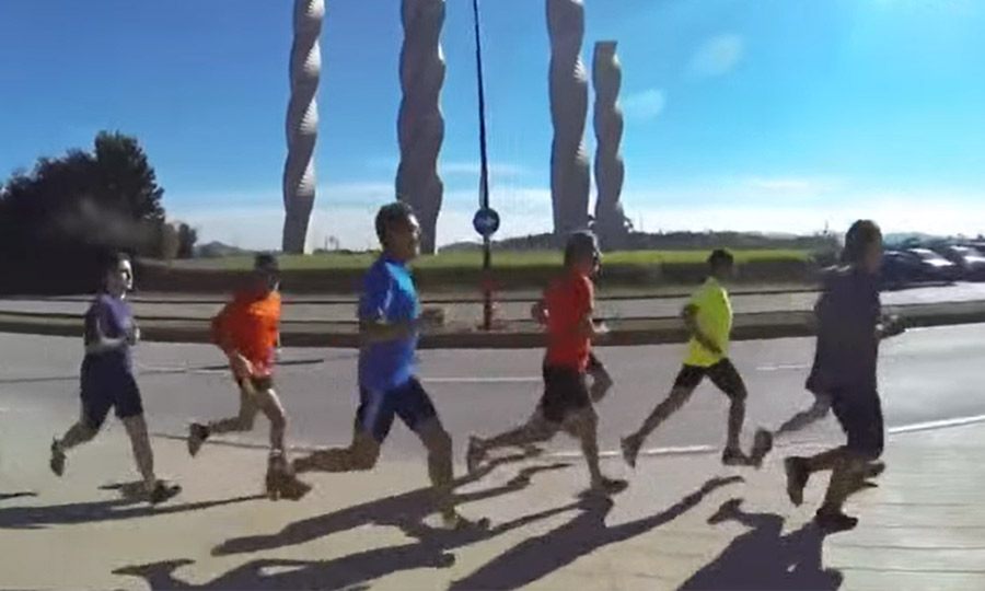 corredors de la cursa UAB corrent pel campus