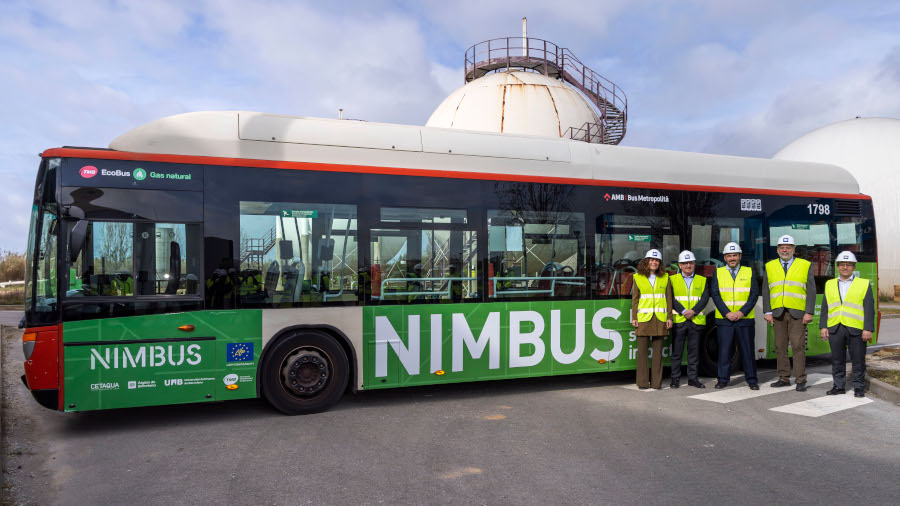 Investigadors del projecte NimBus davant de l'autobús