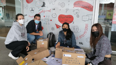 Els membres del Grup d'Acció preparant l'exposició temporal