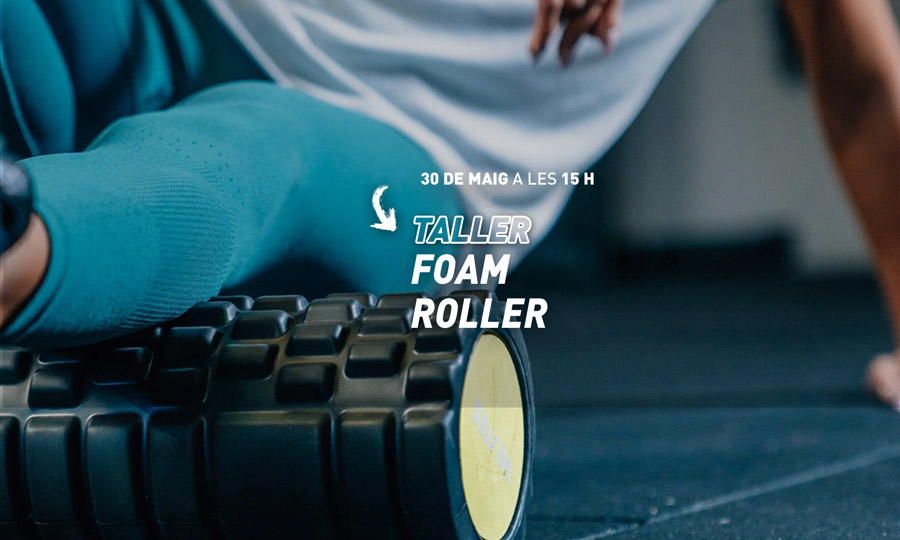 Noia entrenant amb foam roller