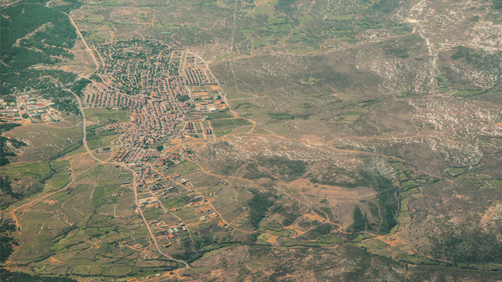 vista aèria d'un poble aïllat
