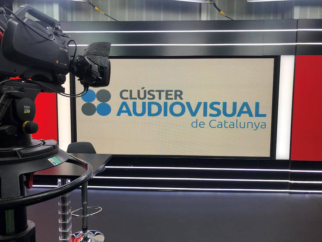 Pantalla con el logo del Clúster Audiovisual de Cataluña y una cámara a la izquierda