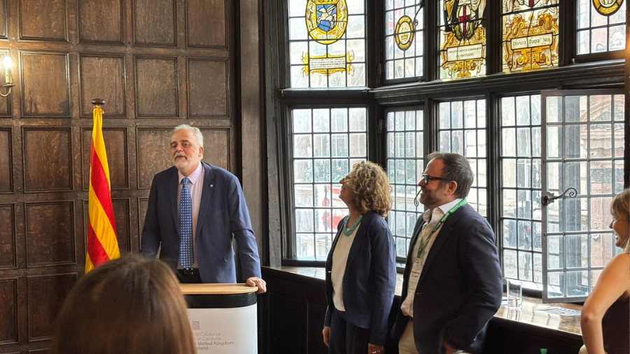 Rector i autoritats en la inauguració del nou chapter a Londres.