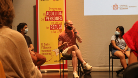Artem Reshetnikov exposa la seva experiència com antic alumne de la UAB i persona refugiada