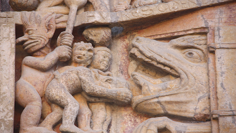 imatge d'una portalada de l'església romànica de Conques
