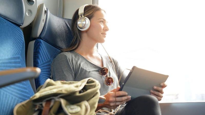Estudiant amb auriculars, asseguda al tren