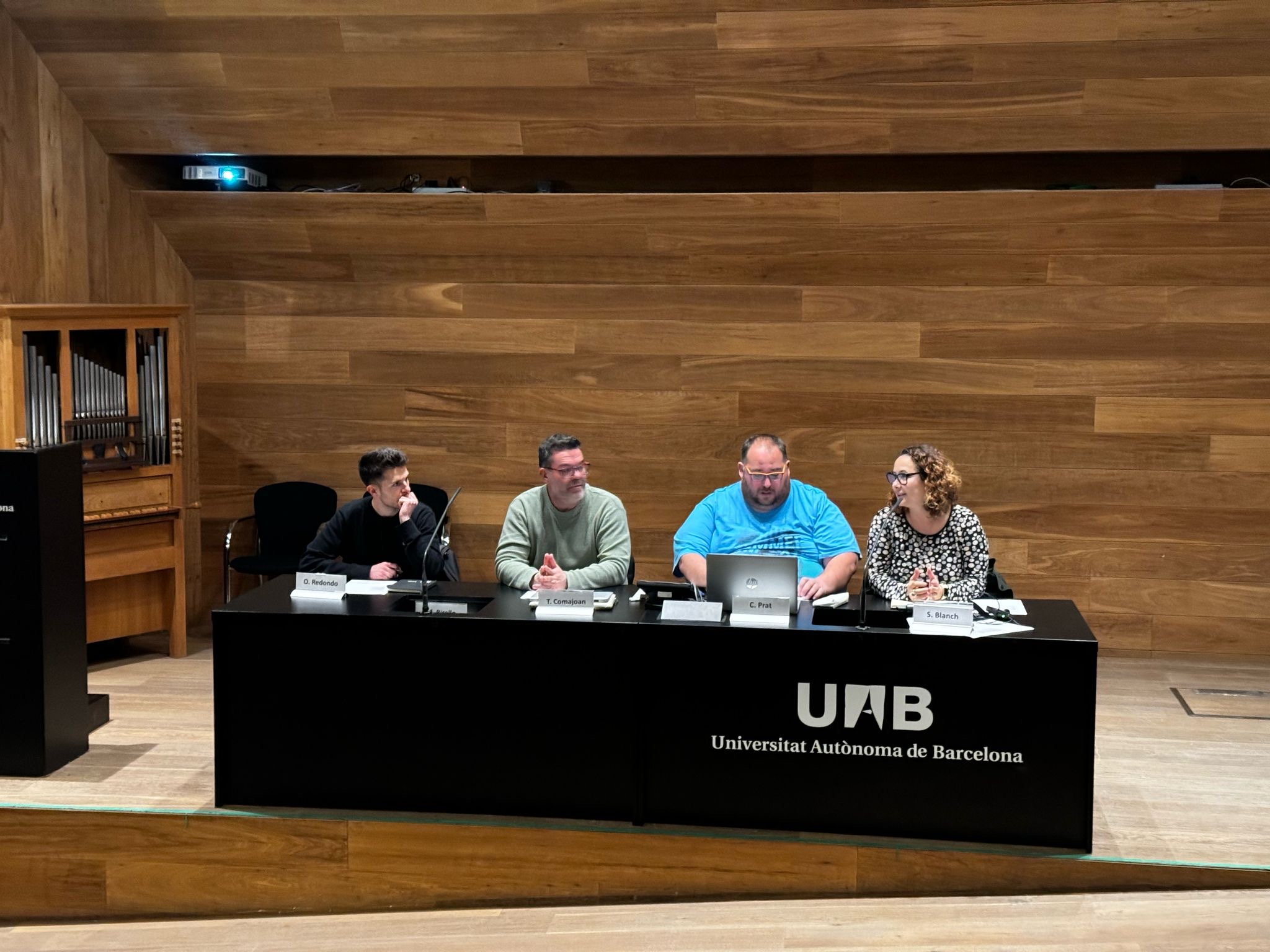 Imatge on podem veure diversos professors a la presentació